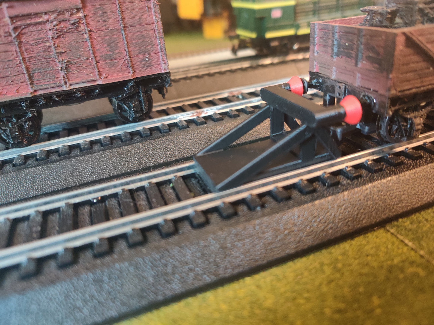 HO/OO Scale Buffers Black and Red Universal