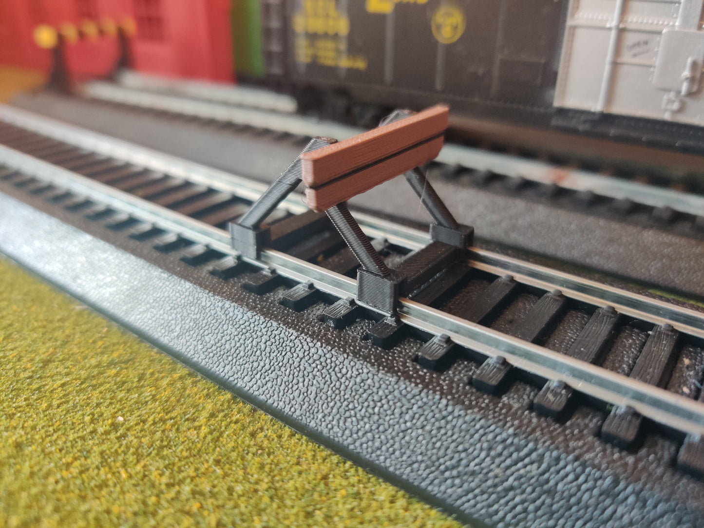 HO/OO Scale Buffers Black with Wood Bar Universal